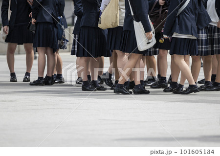 制服を着た女子高生の足元 101605184