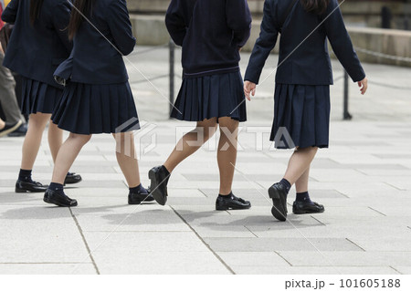 制服を着た女子高生の足元 101605188