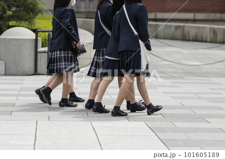 制服を着た女子高生の足元 101605189
