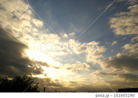 カラー　空　雲　晴れ　天候　気象（2023年4月登録） 101605290