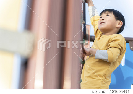 公園で遊ぶ5歳の男の子 公園で遊ぶ5歳の男の子 101605491