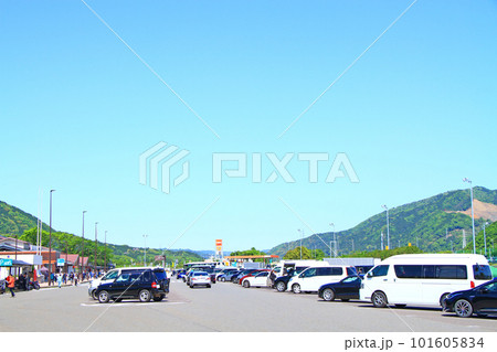 多くの車で賑わう養老サービスエリアの風景 多くの車で賑わう養老サービスエリアの風景 101605834