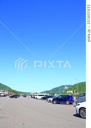 多くの車で賑わう養老サービスエリアの風景 101605835