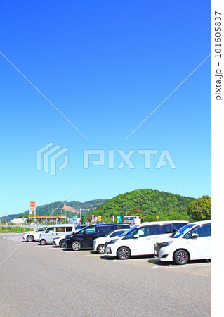 多くの車で賑わう養老サービスエリアの風景 多くの車で賑わう養老サービスエリアの風景 101605837
