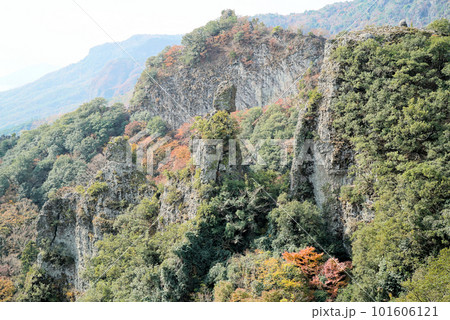 碧い空と紅葉がキレイな寒霞渓_小豆島 101606121