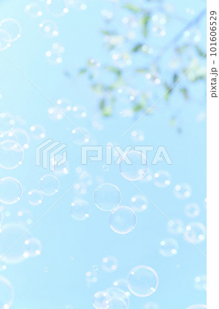 青空に舞うシャボン玉 101606529