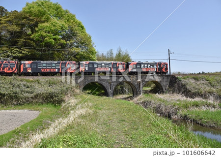 めがね橋を渡る三岐鉄道ラッピング電車 めがね橋を渡る三岐鉄道ラッピング電車 101606642