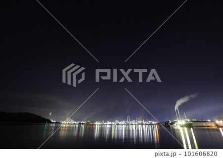 水面に浮かぶ工場夜景 水面に浮かぶ工場夜景 101606820