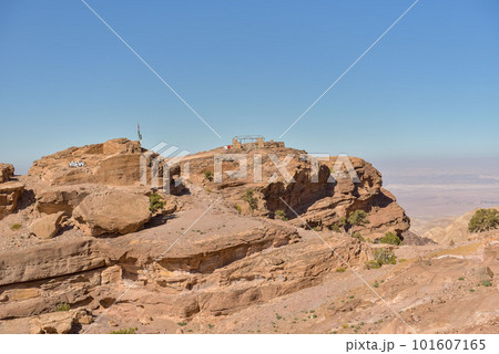 中東ヨルダンのペトラ遺跡 101607165