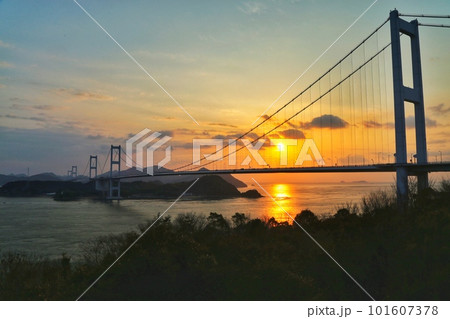 明け方の来島海峡大橋 ( Sunrise and Kurushima Kaikyo Bridge) 101607378