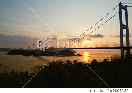 明け方の来島海峡大橋 ( Sunrise and Kurushima Kaikyo Bridge) 101607389