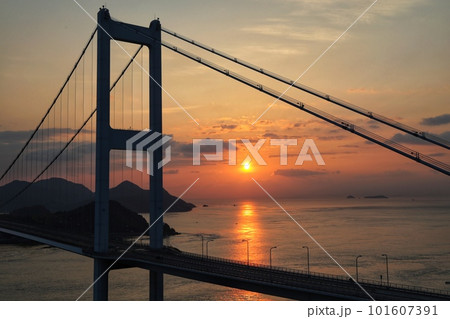 明け方の来島海峡大橋 ( Sunrise and Kurushima Kaikyo Bridge) 101607391