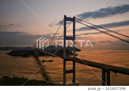 明け方の来島海峡大橋 ( Sunrise and Kurushima Kaikyo Bridge) 101607396