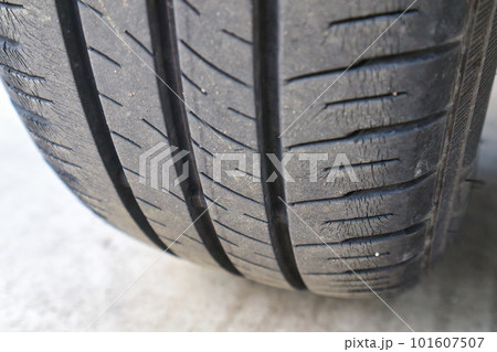 劣化して亀裂が入っている交換推奨の危険なタイヤ 101607507