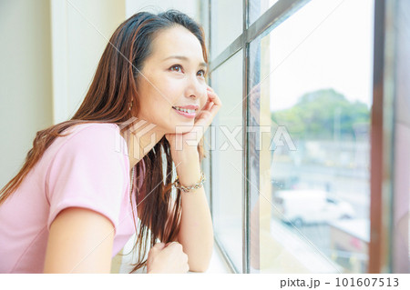 窓の外を覗く美人な日本人女性、オープンカフェ、笑顔 窓の外を覗く美人な日本人女性、オープンカフェ、笑顔 101607513