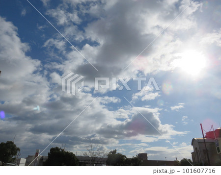 雲間からの太陽の光 101607716