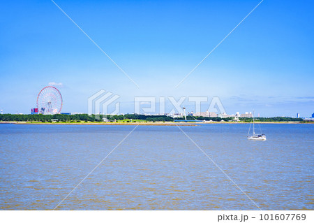 葛西臨海公園 を 海側 から望む 【 東京都 の 都立公園 】 葛西臨海公園 を 海側 から望む 【 東京都 の 都立公園 】 101607769