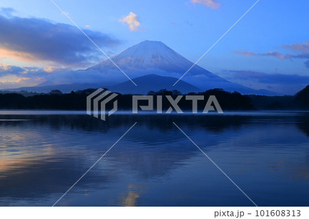 3月夜明けの山梨県精進湖より望む霊峰富士 3月夜明けの山梨県精進湖より望む霊峰富士 101608313