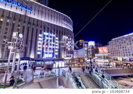 大阪府、夜の大阪駅前 101608734