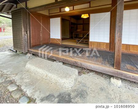古い家屋の軒下 101608950