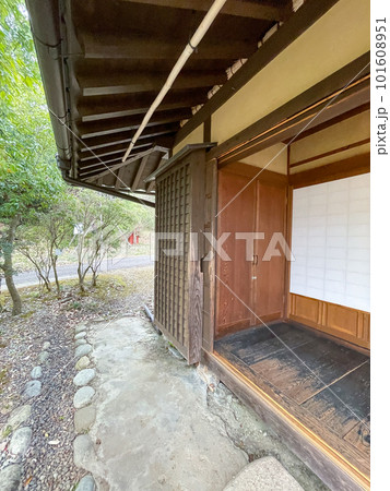 古い家屋の軒下 101608951