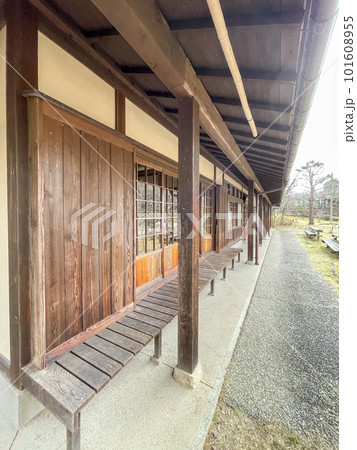 古い木造の縁側 101608955