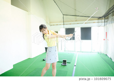 ゴルフ練習をする女性 101609075