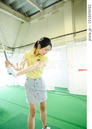 ゴルフ練習をする女性 101609092