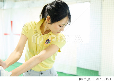 ゴルフ練習をする女性 ゴルフ練習をする女性 101609103