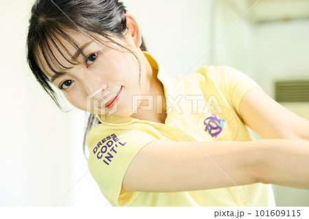 ゴルフ練習をする女性 ゴルフ練習をする女性 101609115