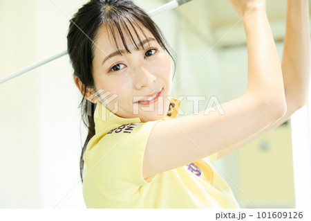 ゴルフ練習をする女性 101609126