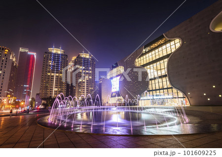 The large area of park space in front of the National Taichung Theater in Taiwan and the landscape of modern buildings on both sides. 101609225
