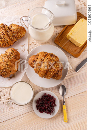 Whole wheat croissant 101609663