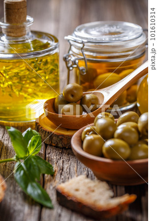 Green olives and olive oil 101610314