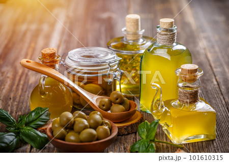 Olive oil and  berries 101610315