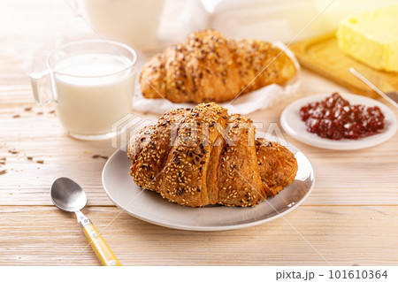 Multigrain croissant sprinkled with seeds Multigrain croissant sprinkled with seeds 101610364