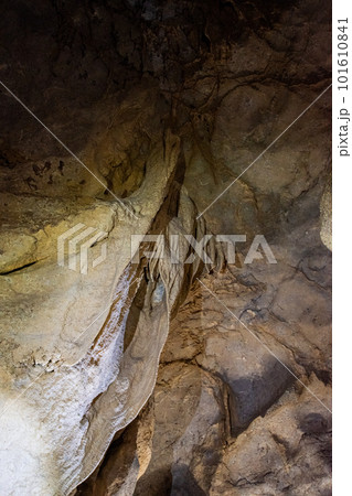 穴神鍾乳洞のカーテン 101610841