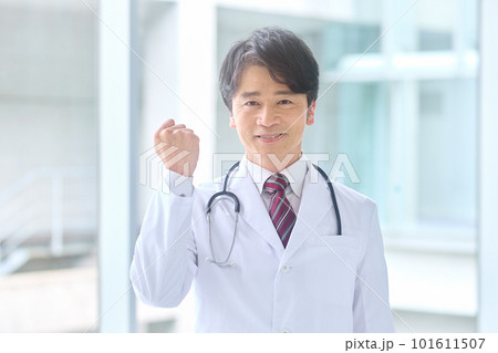 病院で働く白衣のベテラン医師 101611507