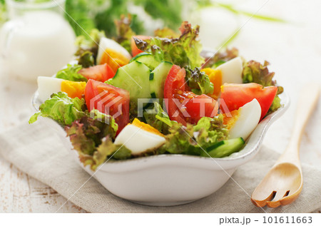 ゆで卵と彩り野菜サラダ 101611663
