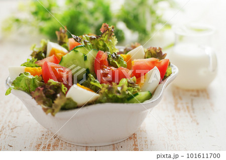 ゆで卵と彩り野菜サラダ 101611700