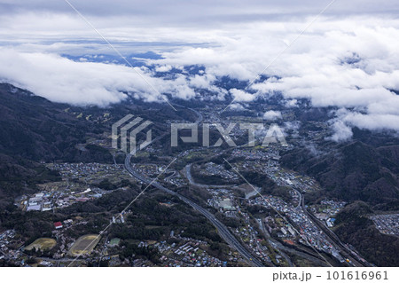 雨上がりのハイウェー・中央自動車道 101616961