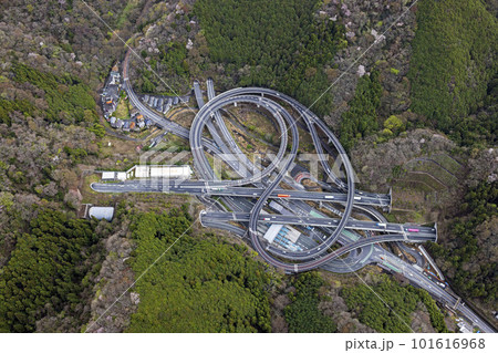 高尾山インターチェンジ・首都圏中央連絡自動車道、圏央道・空撮 101616968