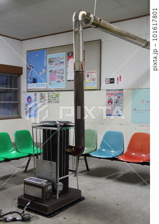 無人駅にある待合室：煙突式ストーブ（北海道旭川市） 101617801