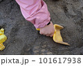 砂場で遊ぶ子ども 101617938