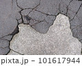 ひび割れたコンクリート 101617944