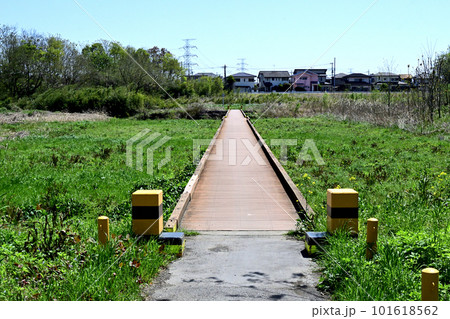 若宮橋は坂戸市の市内を流れる高麗川に架かる冠水橋 若宮橋は坂戸市の市内を流れる高麗川に架かる冠水橋 101618562