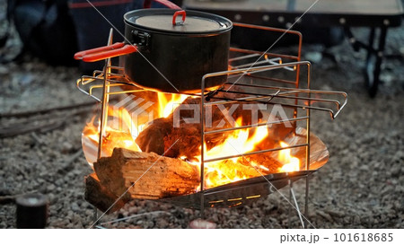 キャンプの焚き火台と燃え上がる炎 キャンプの焚き火台と燃え上がる炎 101618685