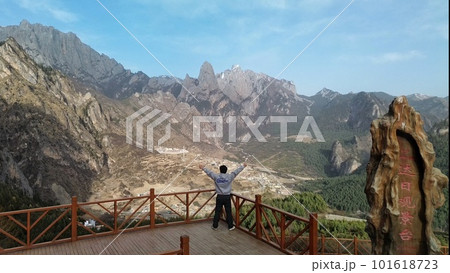 展望台から臨む雄大な山々 101618723