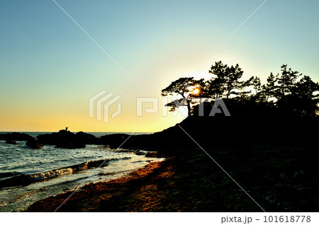 秋谷海岸と岩場の続く立石公園の夕景 101618778