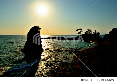 秋谷海岸と岩場の続く立石公園から見る夕日 秋谷海岸と岩場の続く立石公園から見る夕日 101618889